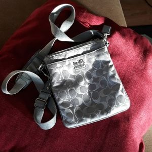 ➡️COACH silver crossbody purse⬅️